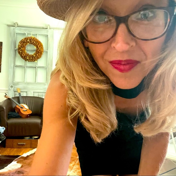 Meet your Posher, Julie - Picture 1 of 7